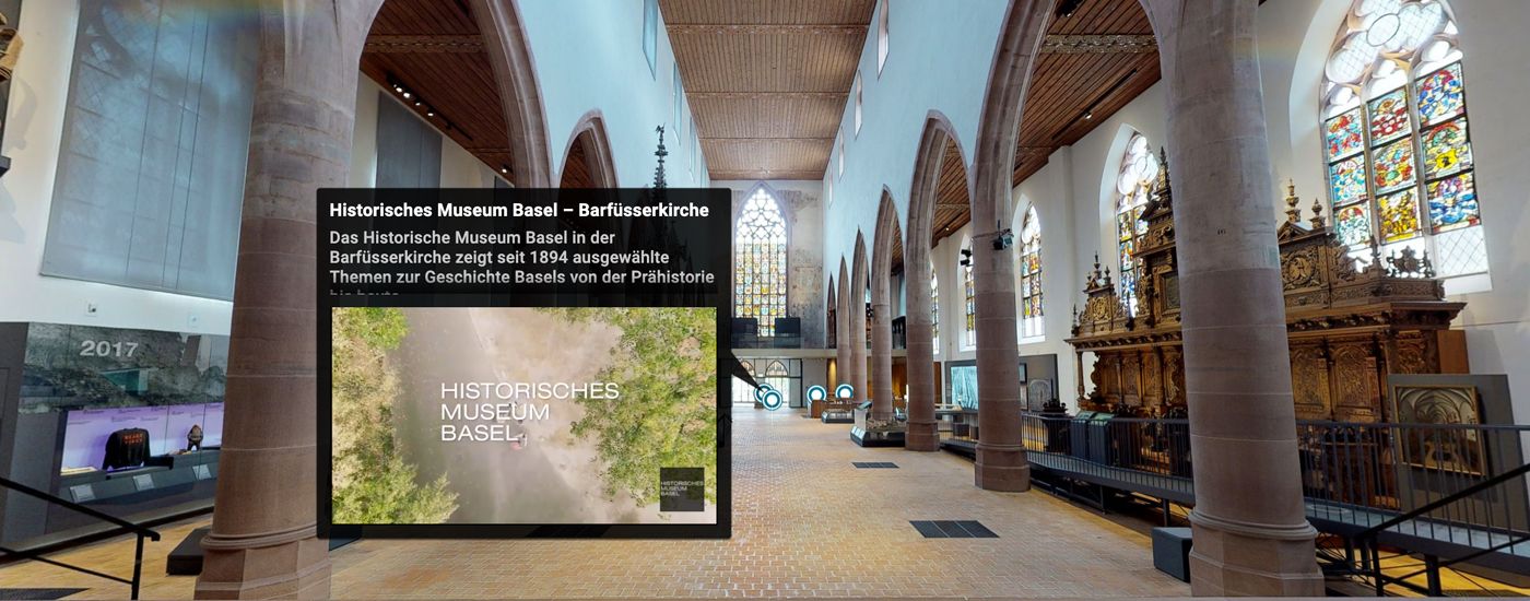 Une église avec des plafonds voûtés, des vitraux et un autel en bois sculpté