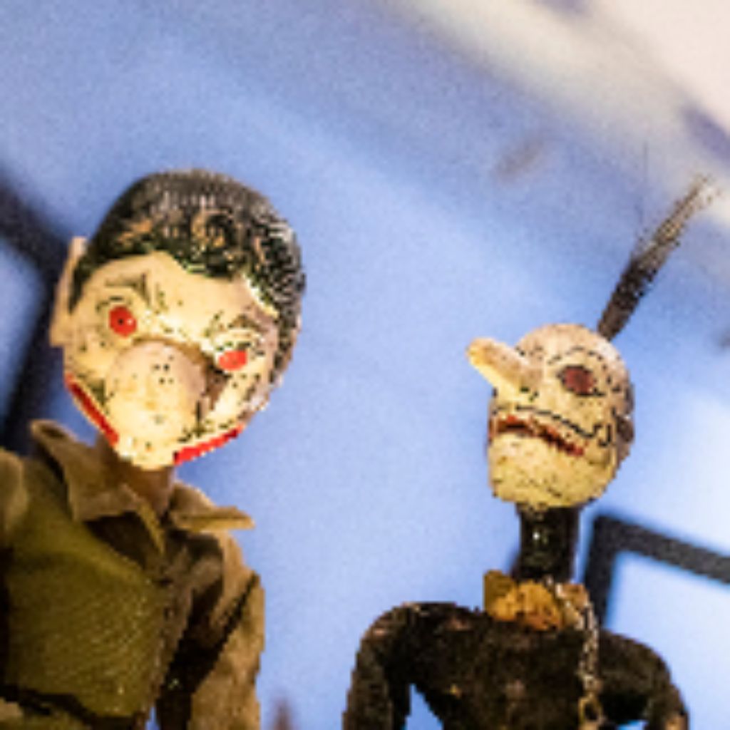 Das Foto zeigt die Köpfe zweiter Theaterfiguren Die Figur links hat grosse rote Augen eine Knollennase und einen grossen Mund Die Figur rechts hat eine spitzige Nase ebenfalls rote Augen und ein Haarbüschel steht gerade auf dem Kopf