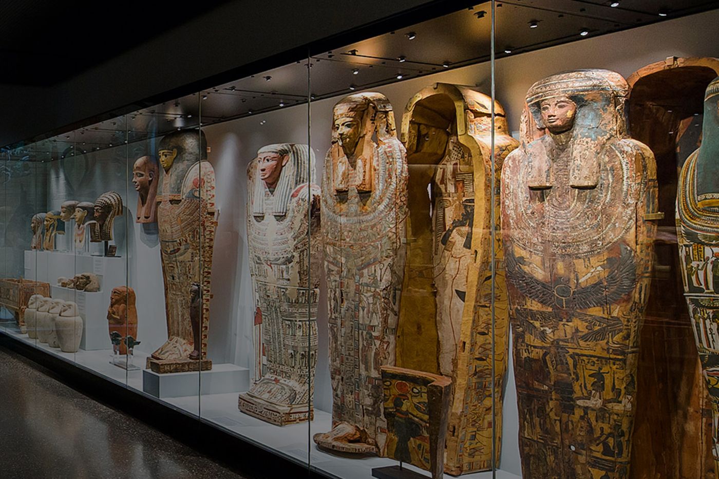 Blick in die Ägyptenausstellung. © Ruedi Habegger, Antikenmuseum Basel und Sammlung Ludwig