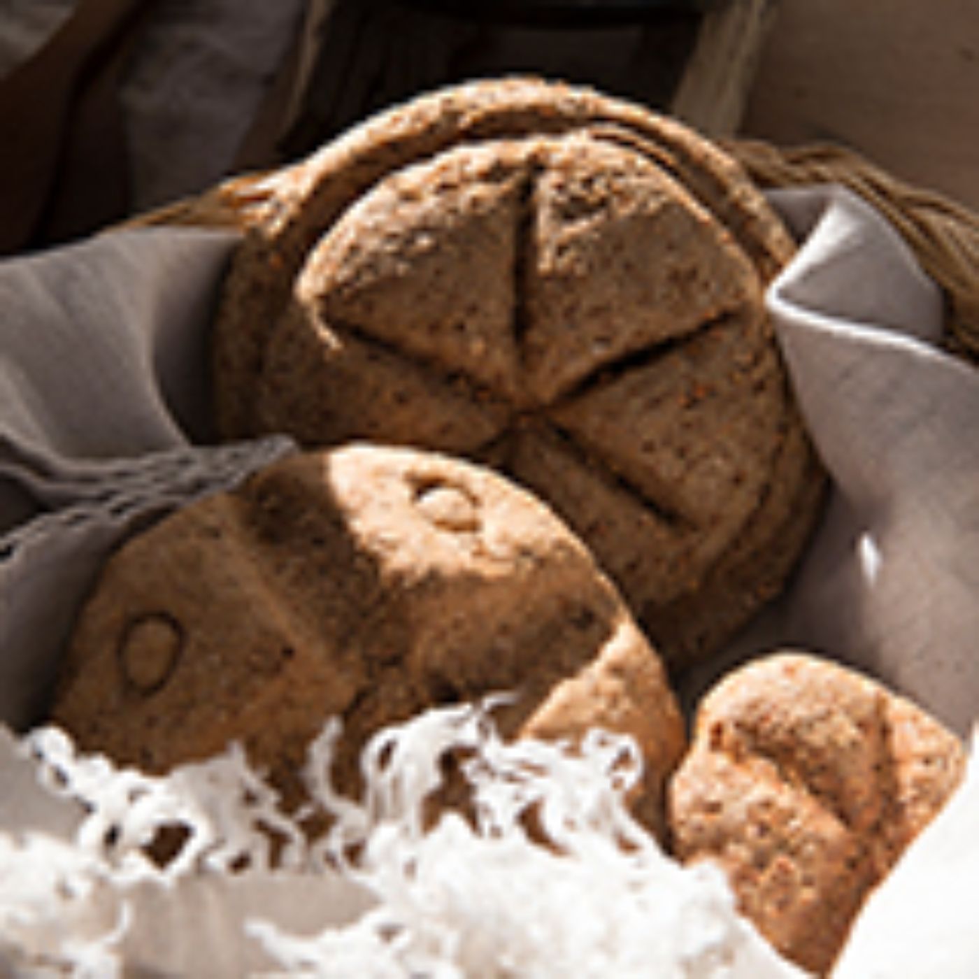 Korb mit frischgebackenem Brot