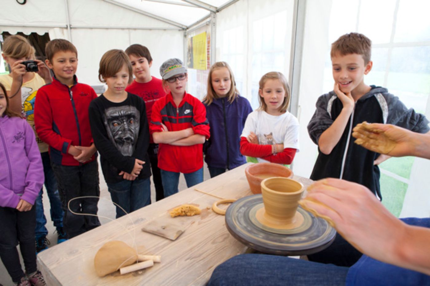 Teilnehmende vom Workshop töpfern ihre eigene Schale aus Ton