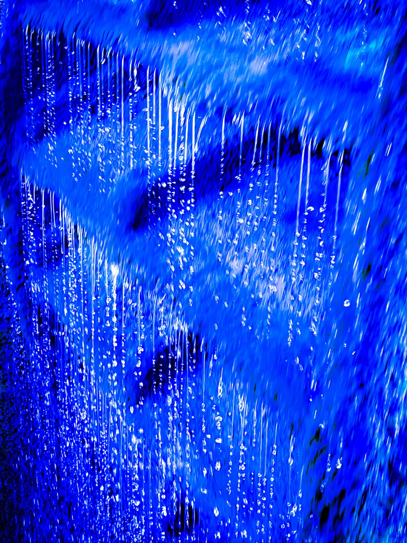 Ein rotes Poster zeigt weisse und schwarze Kreise mit dem Schriftzug "Kreise" und "Läufe".