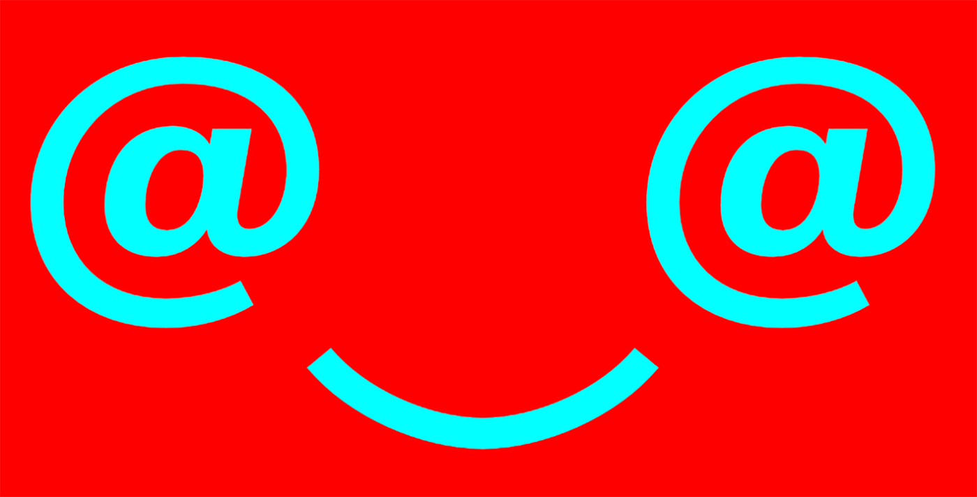 Ein blaues Smiley-Gesicht mit @-Symbolen auf rotem Hintergrund