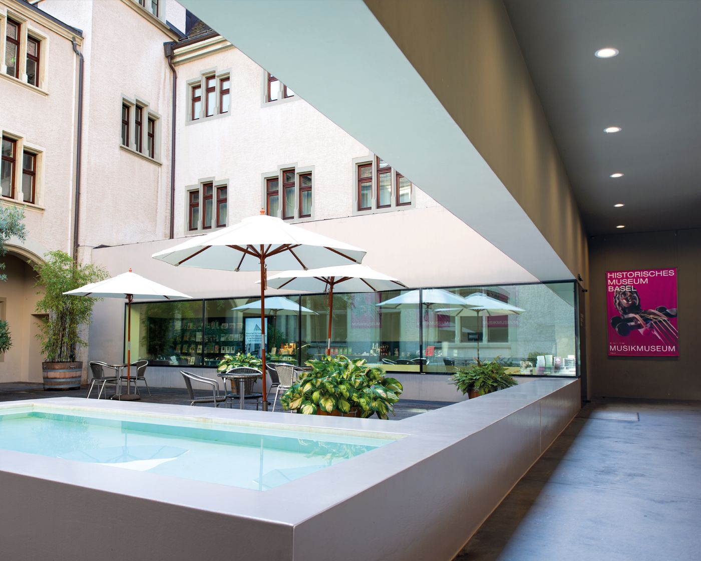 Eine Reihe historischer Tasteninstrumente und Harfen steht aufwendig inszeniert im Ausstellungsraum