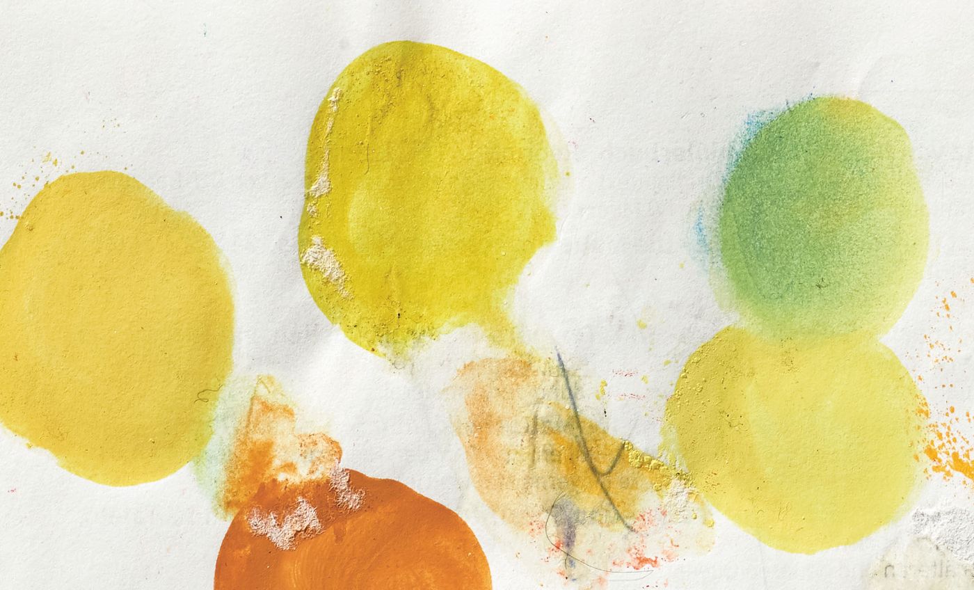 Fünf bunte pastellfarbene Kreise und Flecken sind auf einem weissen Hintergrund verstreut