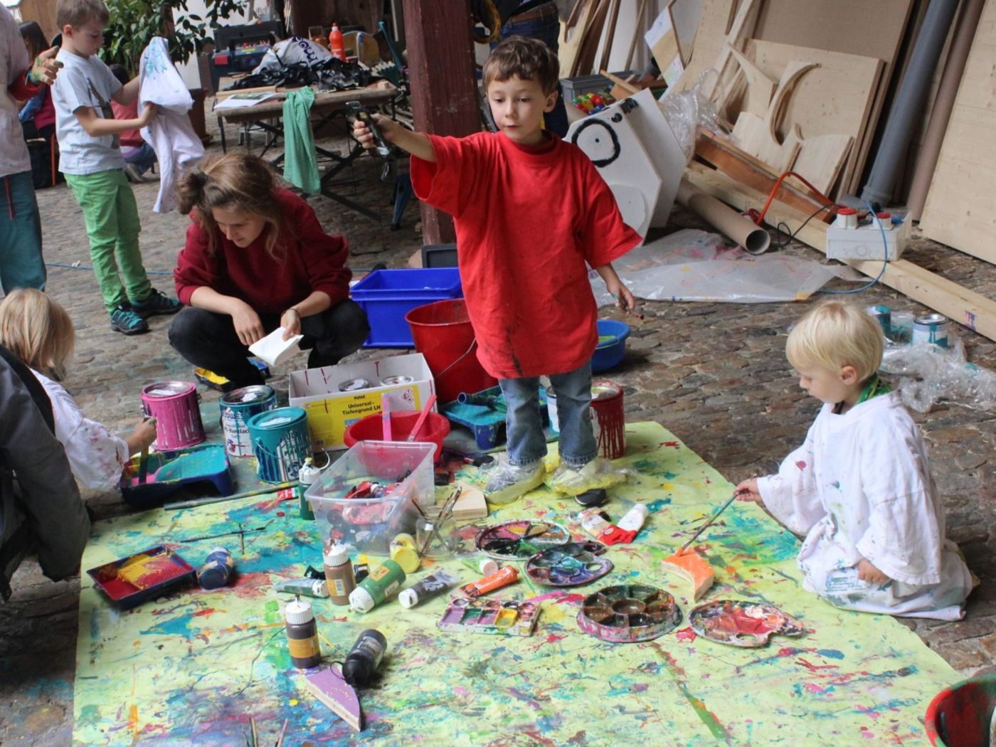 Kinder malen im Museumshof