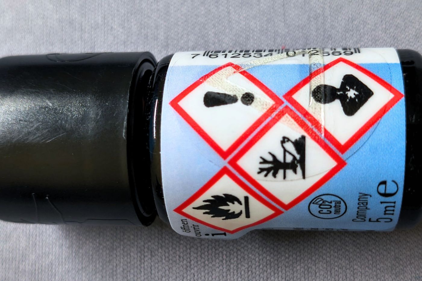 Gefahrenhinweise auf Ätherischem Öl. Quelle E. Perner