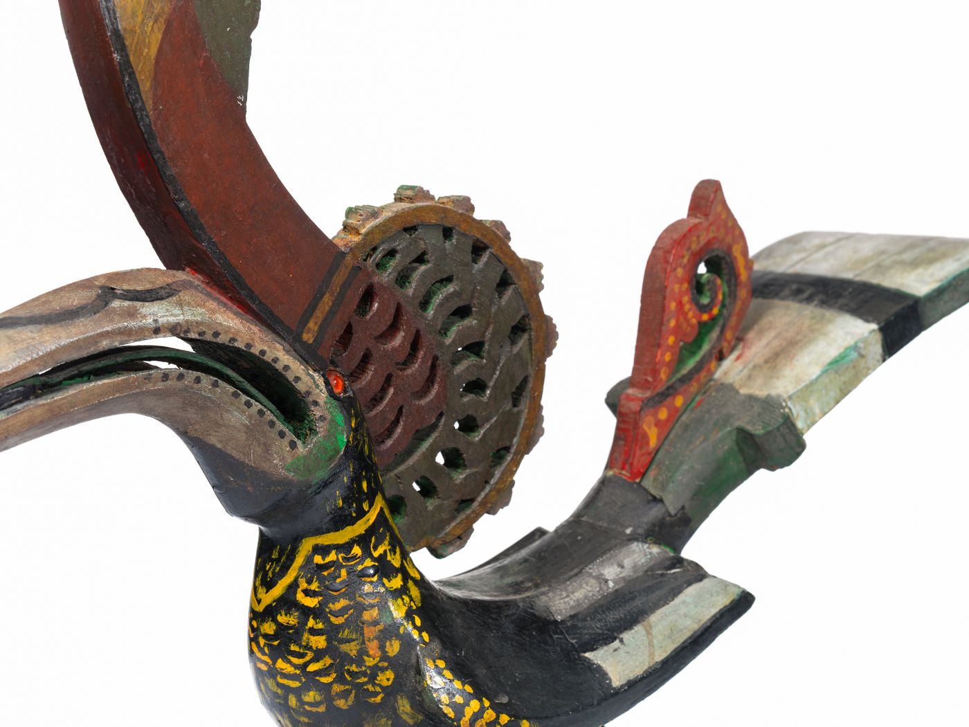 Vogelfigur mit sehr langem Schnabel und einer Art Horn auf dem Schnabel.