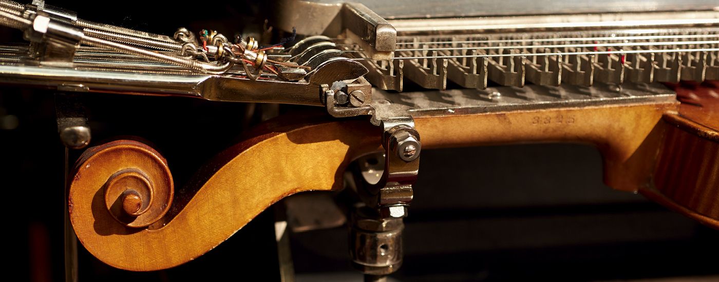Ein Orchestrion der Firma Mills Novelty mit zwei selbstspielenden Geigen aus den 1920er Jahren hergestellt in Chicago USA
