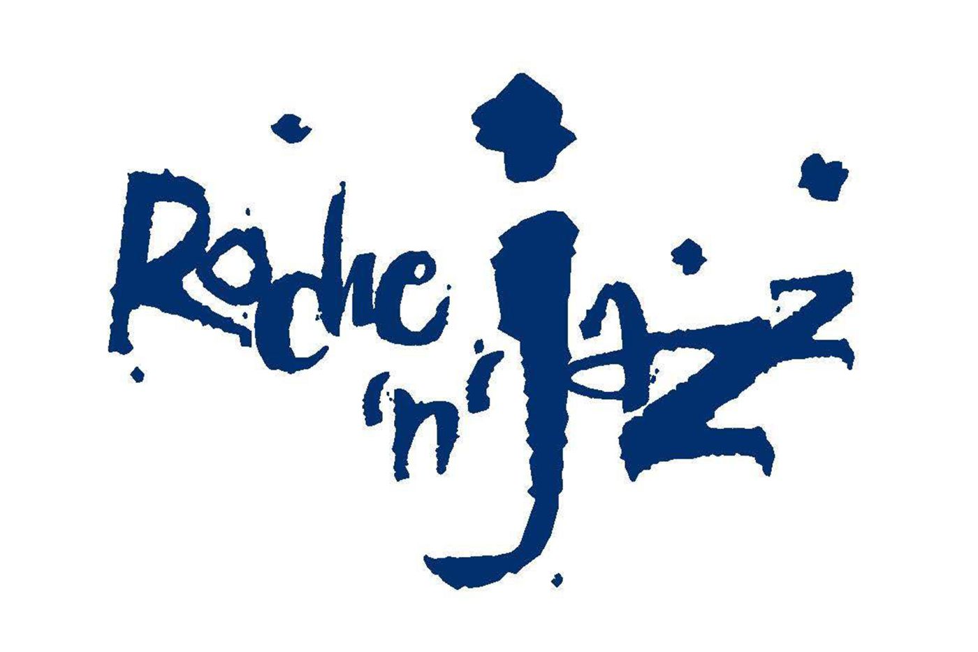Ein blaues, künstlerisch gestaltetes Logo mit dem Text „Roche 'n' Jazz“ auf weissem Hintergrund