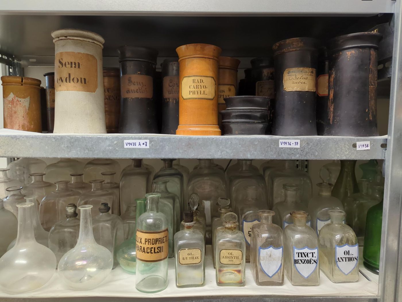 Zwei Regale mit vielen verschiedenen Gefässen, aus Holz und Glas, Apothekergefässe zum Aufbewahren von Zutaten