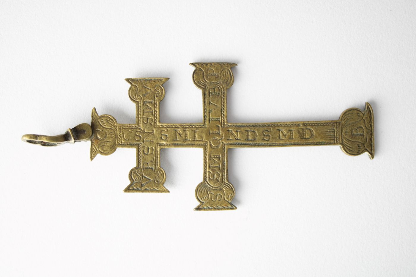 Amulett in der Form des Kreuzes von Caravaca, darauf eingraviert der Benediktussegen