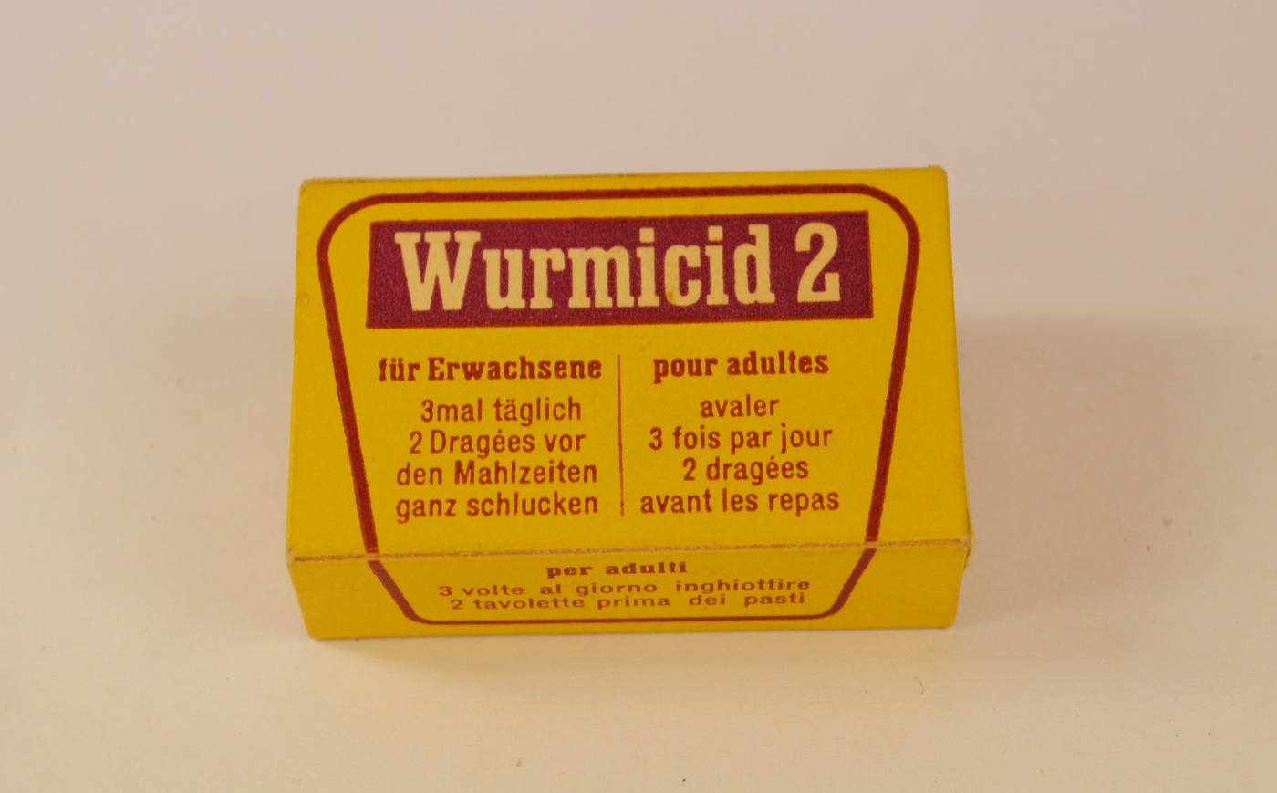 Altes Anti-Wurmmittel aus dem 20. Jahrhundert, gelbe Kartonschachtel mit roter Aufschrift: "Wurmicid 2"
