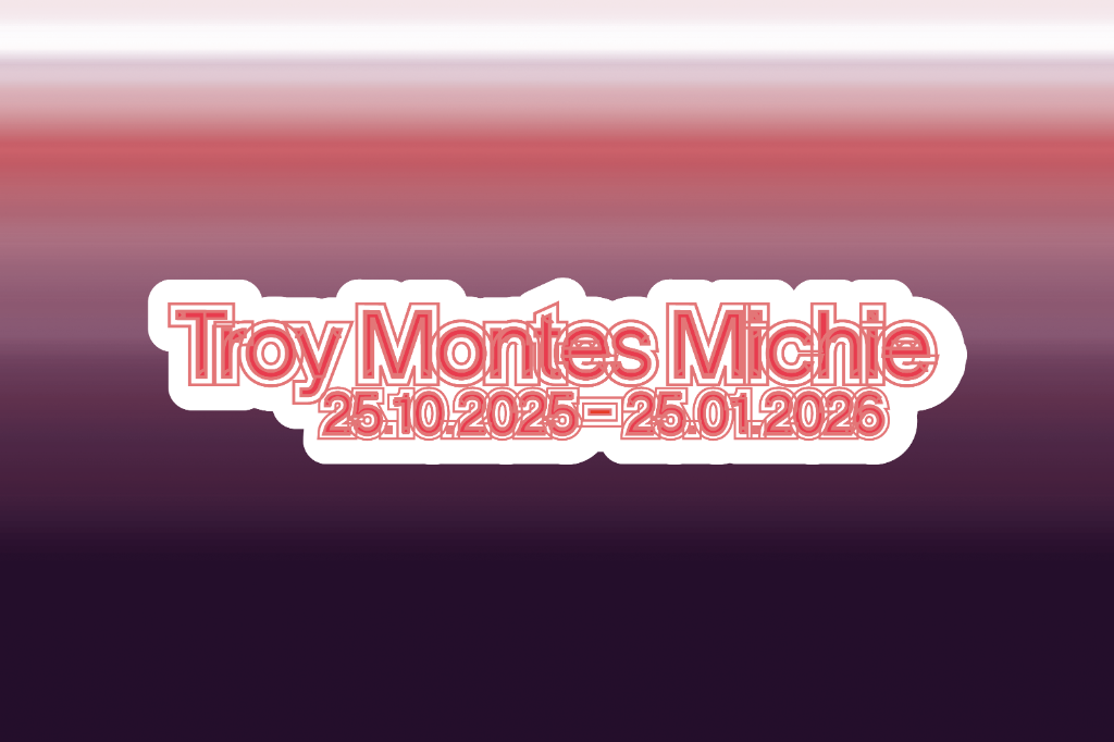 Ein weisser Schriftzug mit dem Namen Troy Montes Michie auf einem burgunderroten Verlaufshintergrund