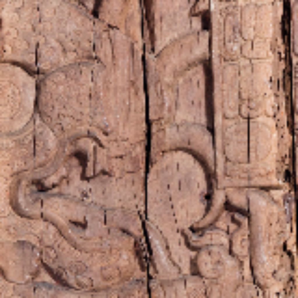 Das Foto zeigt einen Ausschnitt aus einer Tikaltafel. Es ist ein Holzrelief, auf dem u.a. eine Schlange zu sehen ist.