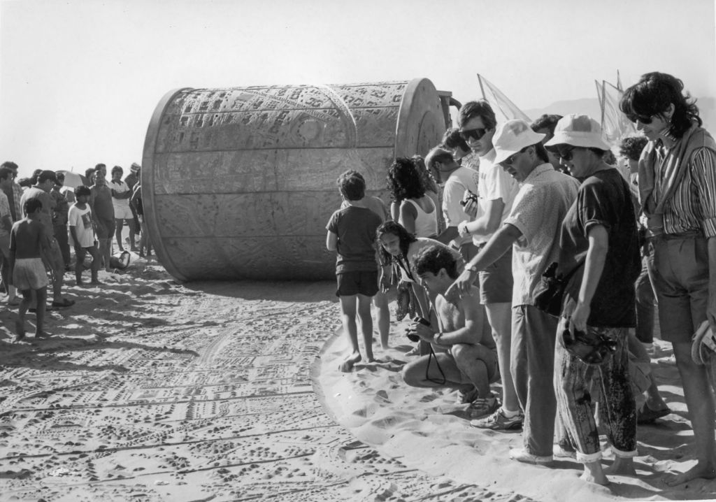 Ein alter Fernseherrahmen zeigt einen steinigen Boden mit einem grossen Stein und grünen Pflanzen